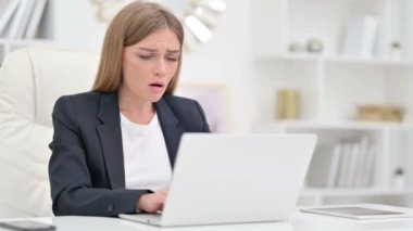 Ofisteki Dizüstü bilgisayardaki başarısızlığa tepki gösteren kayıp ve iş kadını 