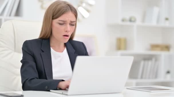 Verlust: Geschäftsfrau reagiert auf Versagen am Laptop im Büro — Stockvideo