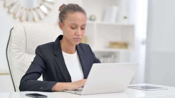 指でノーと言ってノートパソコンを持つ深刻なアフリカのビジネス女性 — ストック動画
