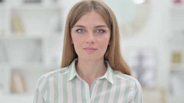 Porträt einer selbstbewussten jungen Frau mit Pointen und Einladungen — Stockvideo
