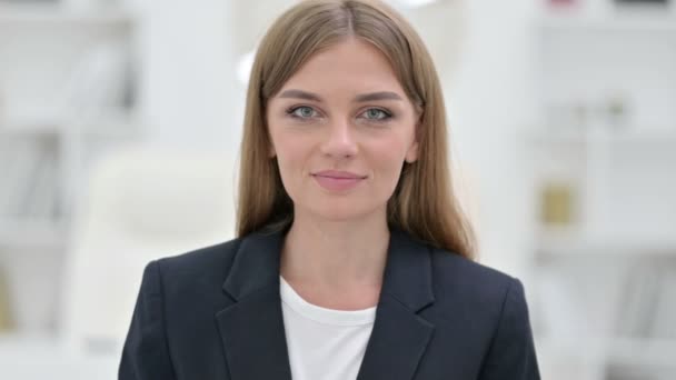 Retrato de la mujer de negocios feliz con señalando con dedo e invitando — Vídeos de Stock