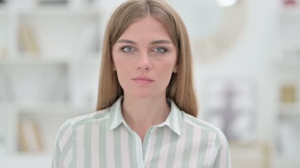 Portrait of Disappointed Young Woman reacting to Loss — Stock Video