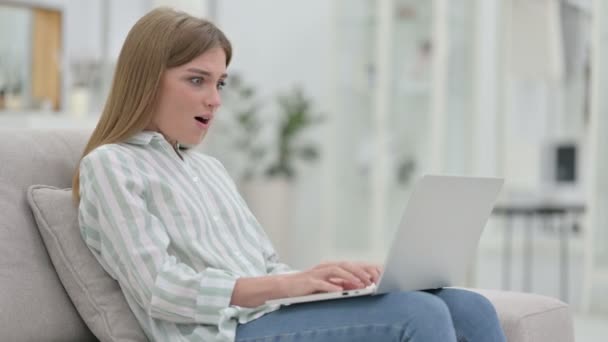 Ενθουσιασμένη Νεαρή Γυναίκα Γιορτάζοντας την επιτυχία στο Laptop στο σπίτι — Αρχείο Βίντεο
