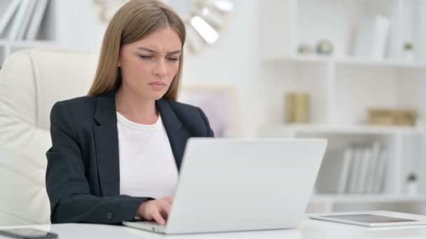 Stres Businesswoman z laptopem mający ból głowy w biurze — Wideo stockowe