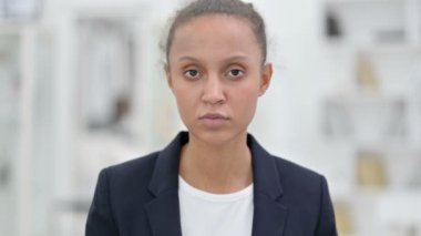 Hayal kırıklığına uğramış Afrikalı iş kadınının portresi 