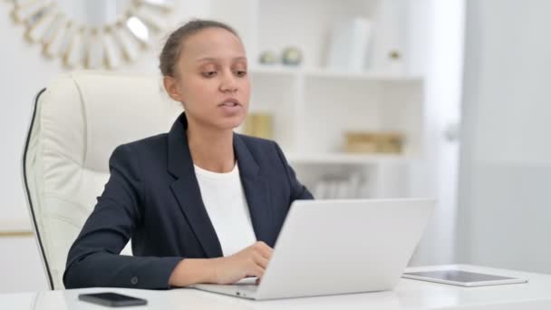 Profissional Africano Empresária fazendo chamada de vídeo no laptop no escritório — Vídeo de Stock