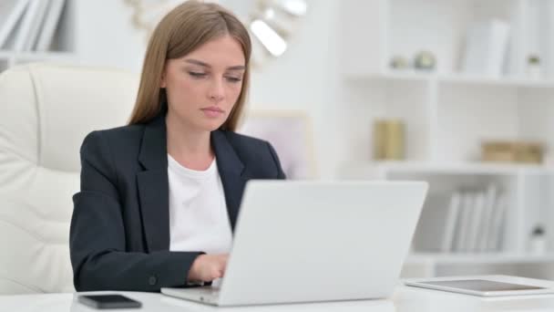 Serieuze zakenvrouw met laptop zegt nee met hoofd schudden — Stockvideo