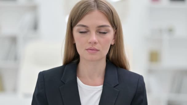 Portrait d'une jeune femme d'affaires bouleversée réagissant à une perte — Video