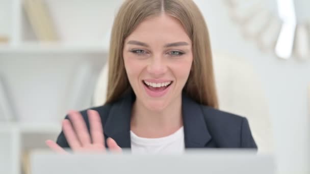 Close up de Empresária alegre fazendo Video Chat no Laptop — Vídeo de Stock