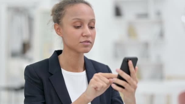 Retrato de atractiva empresaria africana usando Smartphone — Vídeo de stock