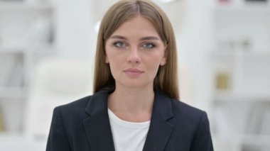 Ciddi Genç İş Kadını Portresi Kameraya Bakıyor 