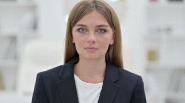 Gülümseyen Genç İş Kadını Portresi Kameraya Bakıyor 