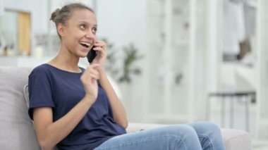 Neşeli Afrikalı Kadın Evde Akıllı Telefonla Konuşuyor 