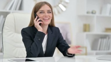 Neşeli İş Kadını Ofiste Akıllı Telefonla Konuşuyor 
