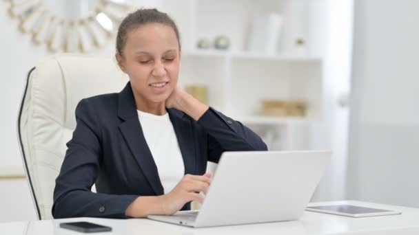 Femme d'affaires africaine fatiguée avec ordinateur portable ayant mal au cou au bureau — Video