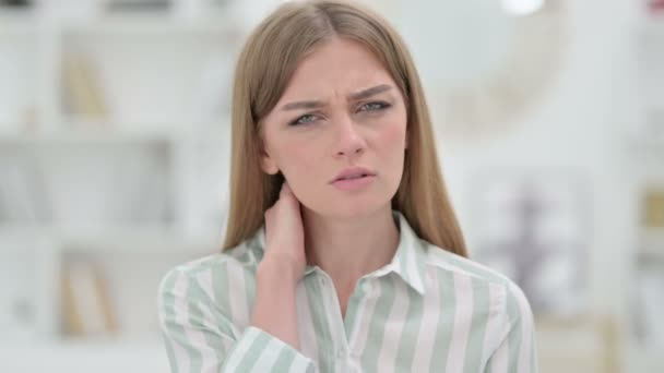首の痛みを持つ疲れた若い女性の肖像 — ストック動画