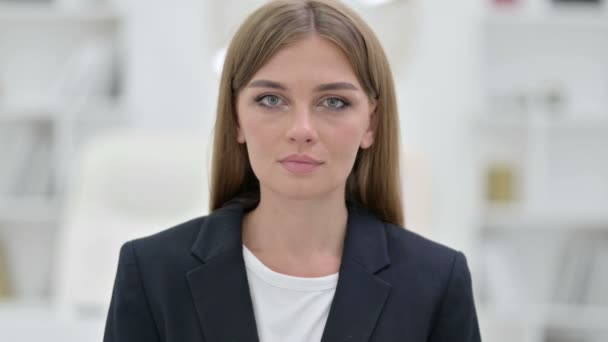 Retrato de una joven empresaria seria mirando a la cámara — Vídeos de Stock