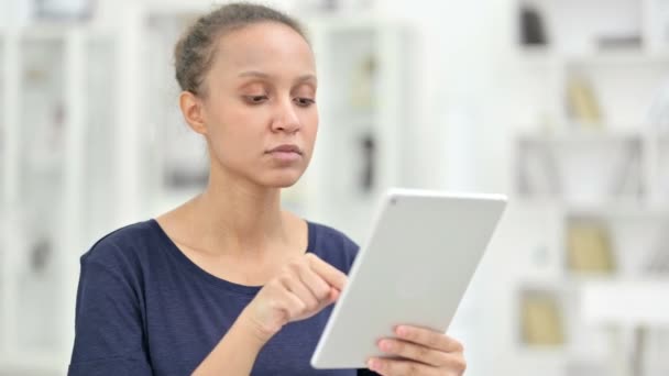 Retrato de mujer africana usando tableta digital — Vídeo de stock