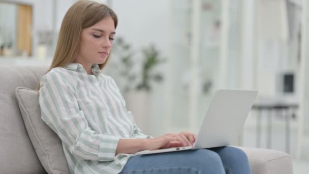 Serieuze jonge vrouw met laptop zeggen nee met vinger — Stockvideo