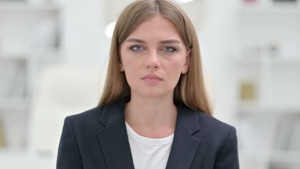 Retrato de la joven empresaria enferma Tos — Vídeos de Stock