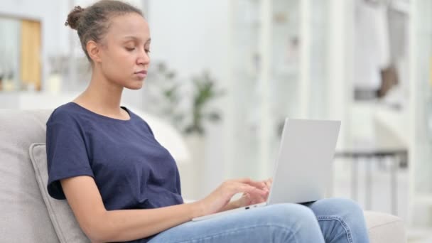 Mulher Africano estressado com laptop com dor de cabeça em casa — Vídeo de Stock