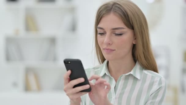 Portret atrakcyjnej młodej kobiety korzystającej ze smartfona — Wideo stockowe
