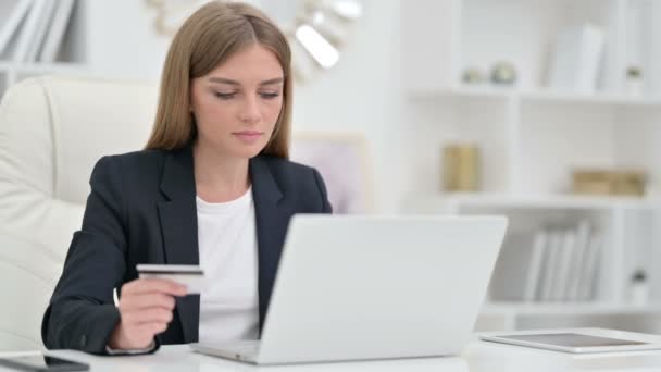 Online Betalning framgång på laptop för affärskvinna — Stockvideo