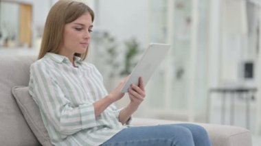 Evde Tablet kullanan Ciddi Profesyonel Genç Kadın 