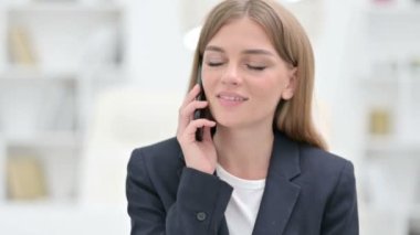 Akıllı Telefonla Konuşan Neşeli İş kadınının Portresi