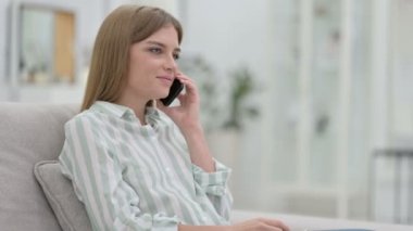 Neşeli Genç Kadın Evde Akıllı Telefonla Konuşuyor 