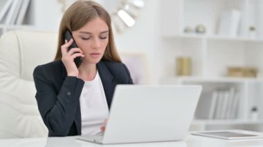 Bilgisayarlı Ciddi İş Kadını Ofiste Akıllı Telefonla Konuşuyor 