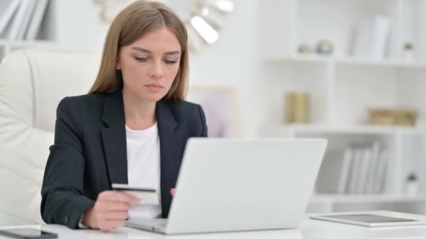 Pagamento on-line mal sucedido no laptop no escritório — Vídeo de Stock