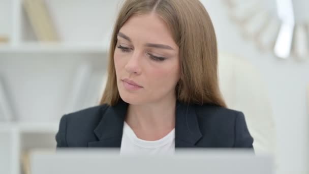 Κλείσιμο του Businesswoman Μιλώντας για Smartphone στο χώρο εργασίας — Αρχείο Βίντεο