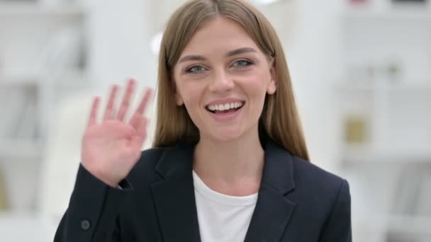 Retrato de una hermosa mujer de negocios haciendo Video Chat — Vídeo de stock