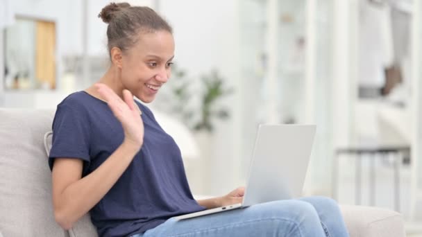 Mujer africana feliz haciendo videollamada en el ordenador portátil en casa — Vídeo de stock