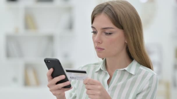 Retrato de mujer joven haciendo pago en línea en Smartphone — Vídeo de stock