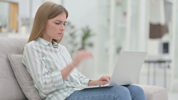 Dizüstü bilgisayarlı stresli genç kadın evinde baş ağrısı çekiyor. — Stok video