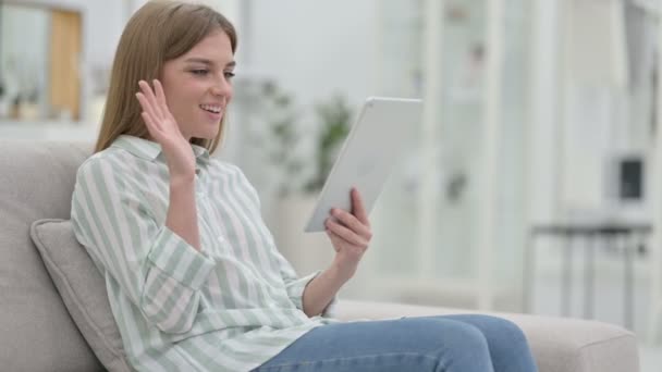 Junge Frau macht Videotelefonie auf Tablet — Stockvideo