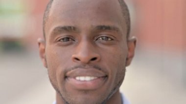 Gülümseyen Afrikalı Adama Yaklaş