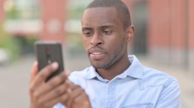 Smartphone 'da Kaybolan Üzgün Afrikalı Adamın Açık Hava Portresi 