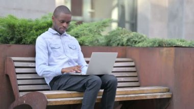 Laptop kullanan Odaklanmış Genç Afrikalı Adam 