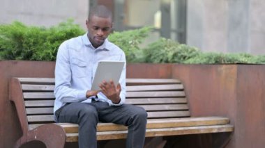 Açık Hava Tableti kullanan Profesyonel Afrikalı Genç Adam