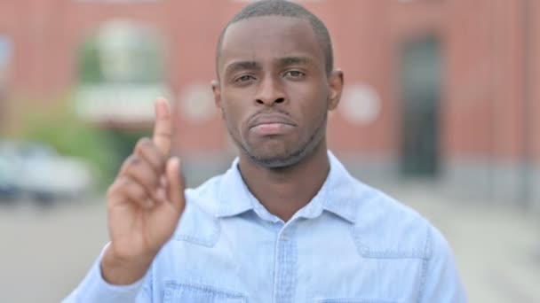 Utomhus porträtt av ung afrikansk man säger nej med Finger Sign — Stockvideo