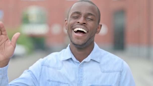 Retrato ao ar livre de alegre jovem africano acenando, Olá — Vídeo de Stock