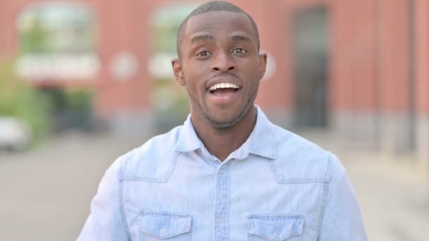 Outdoor Portret van Appreciatieve Jonge Afrikaanse Man klappen — Stockvideo