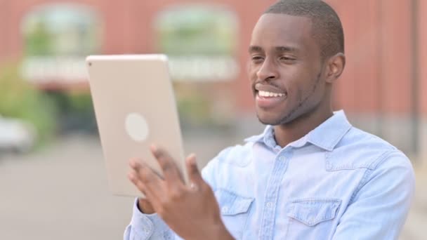 Retrato ao ar livre do jovem homem africano ambicioso usando tablet digital — Vídeo de Stock