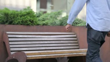 Afrikalı Adam Bilgisayarı Kapatıyor ve Gidiyor