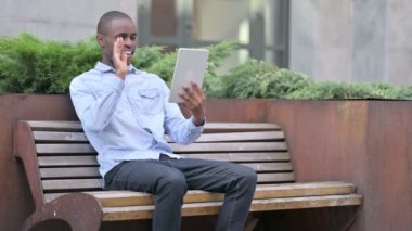 Neşeli Genç Afrikalı Adam Tablet 'te Video Sohbeti yapıyor 