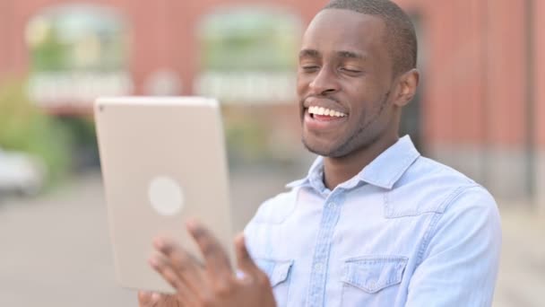 Retrato ao ar livre de chamada de vídeo no tablet por homem africano atraente — Vídeo de Stock