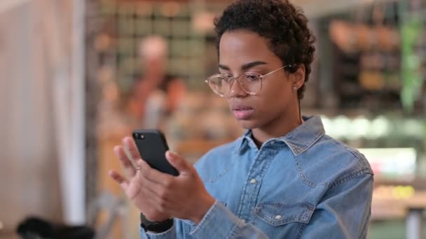 Retrato de mujer africana celebrando el éxito en Smartphone — Vídeos de Stock